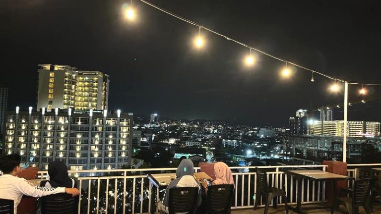 Kafe Bukit Cinta Batam, Tempat Nongkrong dengan Gemerlap Lampu Singapura