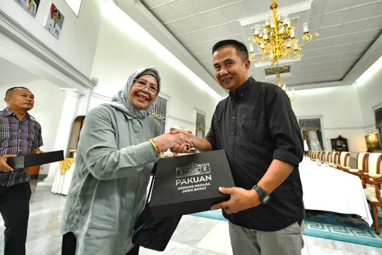 Bey Machmudin Silaturahmi dengan Keluarga Alm Gubernur Mashudi, Pemimpin Berjasa