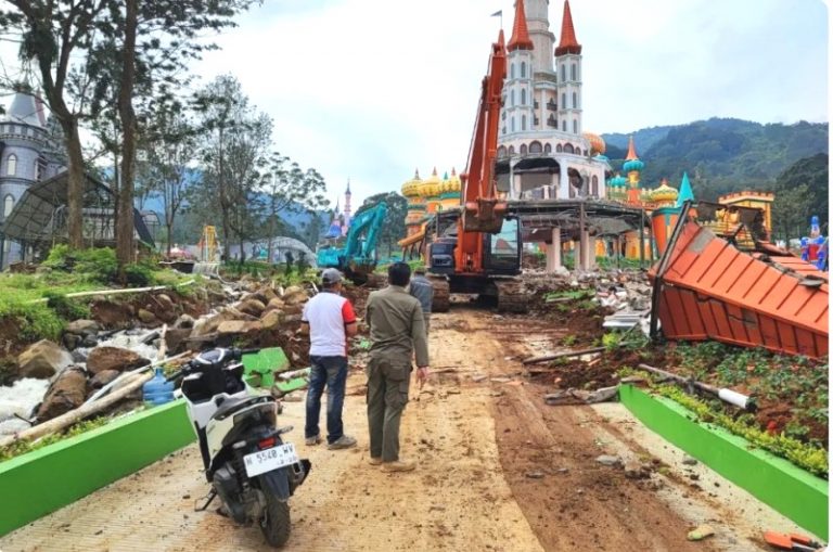 Pengelola Kebun Teh Gunung Mas Protes Jalan Rusak Akibat Pembongkaran Hibisc Fantasy