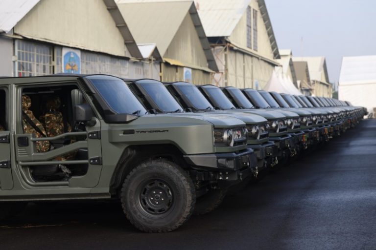 Menhan Sjafrie Serahkan Maung MV3 Buatan Pindad di Lanud Husein