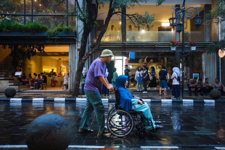 Suasana Ngabuburit di Jalan Braga Kota Bandung, Banyak Pilihan Kuliner Khas