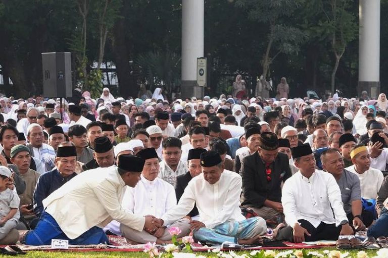 Gelar Open House, Gubernur KDM Salat Idulfitri Pertama Bersama Ribuan Warga Bandung