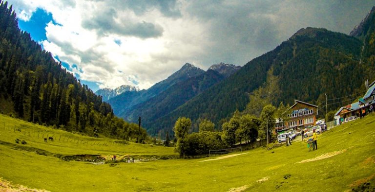 Tragedi Berdarah di Tempat Wisata “Little Switzerland” Pahalgam, Turis Berhamburan Pulang
