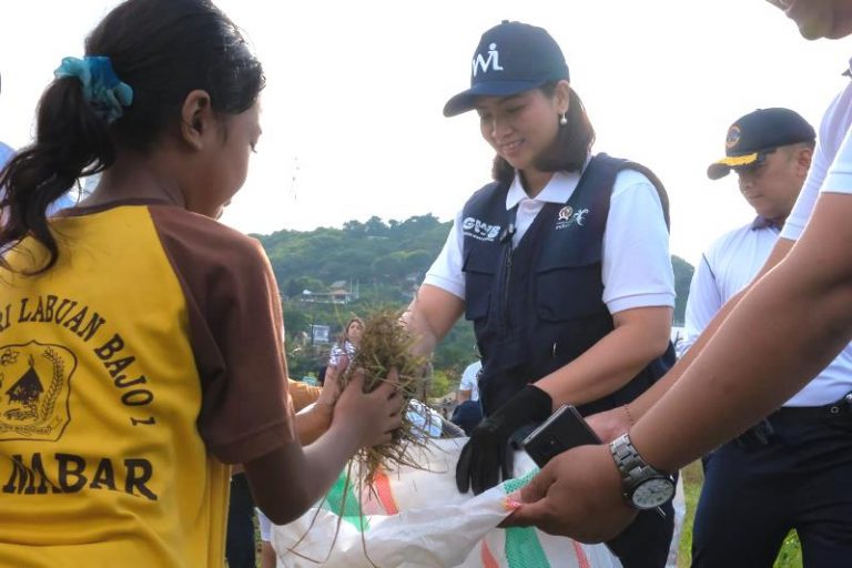 Bersih-bersih Pantai Pede, Gerakan Wisata Ramah Lingkungan di Labuan Bajo