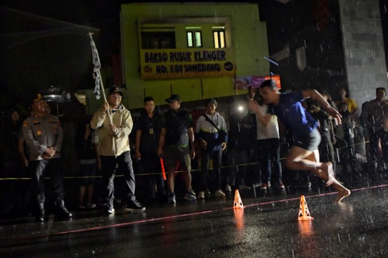 Wagub Erwan Lepas Cadas Night Race Sumedang, Ada Peserta Tanpa Alas Kaki