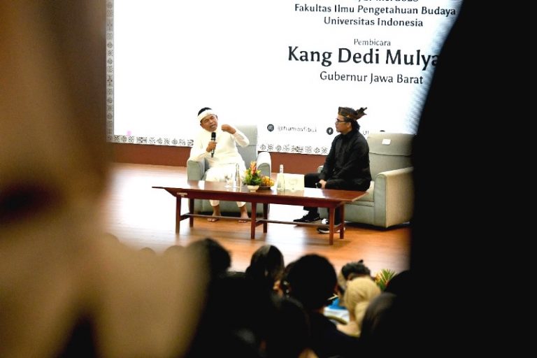 Gubernur KDM Lepas Sepatu di Acara Kuliah Umum Universitas Indonesia