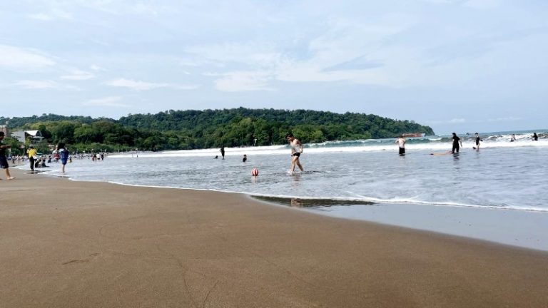 Pantai Barat Pangandaran Mulai Dipadati Pengunjung Jelang Libur Panjang Mei 2025