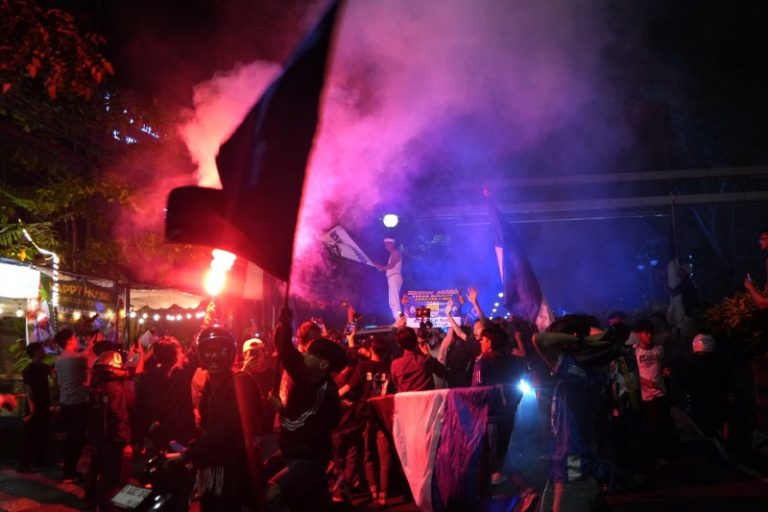 KDM Kibarkan Bendera Sambil Berteriak, Persib Bandung Juara Jawa Barat Istimewa