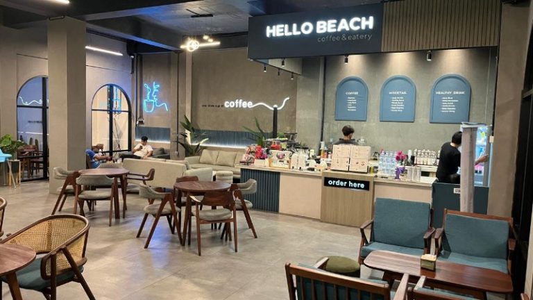 Ngopi Asyik di Hello Beach Coffee & Eatery Saat Langit Pangandaran Merona