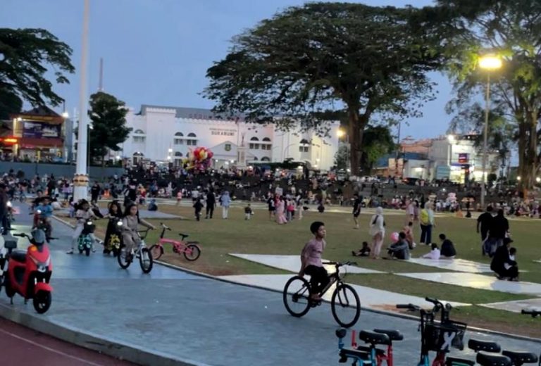 Warga Padati Alun-Alun Kota Sukabumi untuk Jogging dan Rekreasi Petang Hari