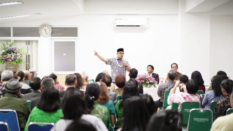Di Tengah-tengah Jemaat Gereja HKBP, Farhan Serukan Keberagaman