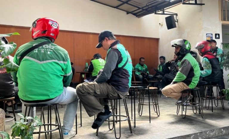 Para Driver Ojek Online Diuji Kesabaran,  Antre Pesanan di Coffee Shop Jalan Sawunggaling