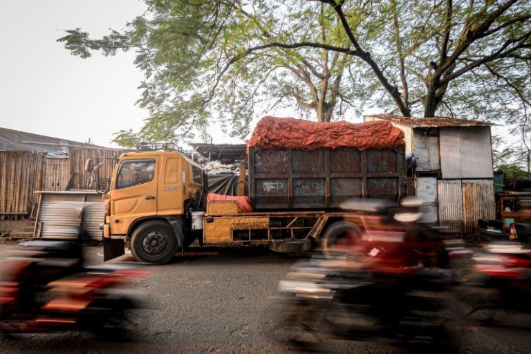 Pemkot Bandung Gulung Sampah Ilegal, Tutup Ratusan Titik Pembuangan Liar