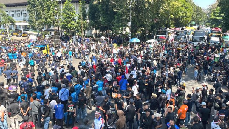 Telolet Menggema di Gedung Sate Jalan Diponegoro, Aksi Protes Larangan Study Tour