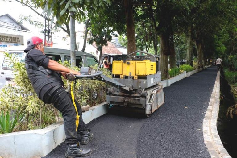 Kota Bandung Bangun Trotoar Ramah Disabilitas yang Bisa Dipakai Jogging