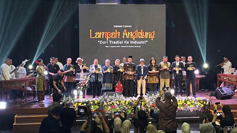 Ketua DPRD Jabar Buky Wibawa Luncurkan Buku Angklung Dari Tradisi ke Industri