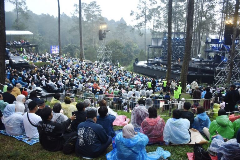 Hujan, Orkestra, dan Ribuan Penonton yang Tak Bergeming di Forestra 2025