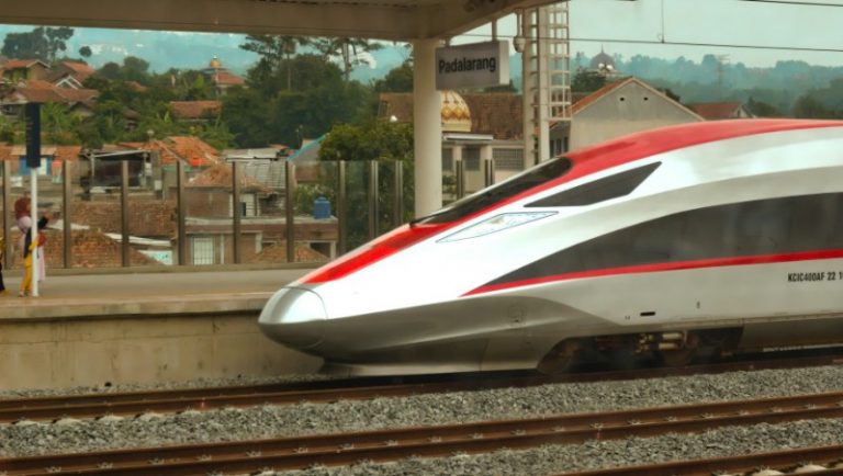 Luhut Pastikan Proyek Kereta Cepat Jakarta – Surabaya Segera Direalisasikan