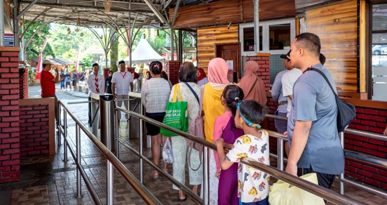 Suasana Khidmat Peringatan HUT ke-80 RI Bersama Pengunjung Sari Ater