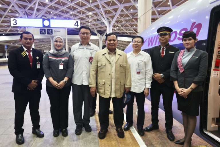 Naik Whoosh Dari Stasiun Halim, Prabowo Disambut Sorak Warga