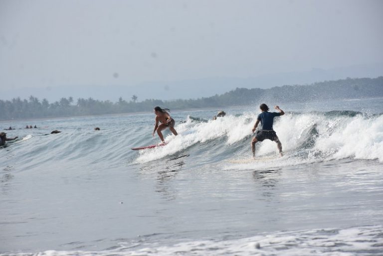Surfing di Pantai Batukaras, Wisatawan Asing dan Lokal Nikmati Pecahan Ombak