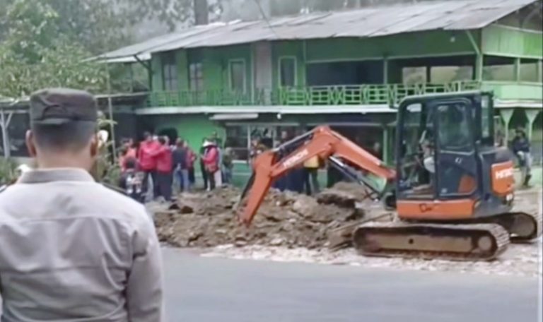 Lapak-lapak di Ciater Bertumbangan Digusur Satpol PP