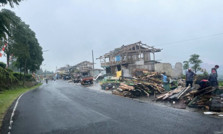 Sisa-Sisa Harapan di Bawah Gerimis Ciater Usai Pembongkaran