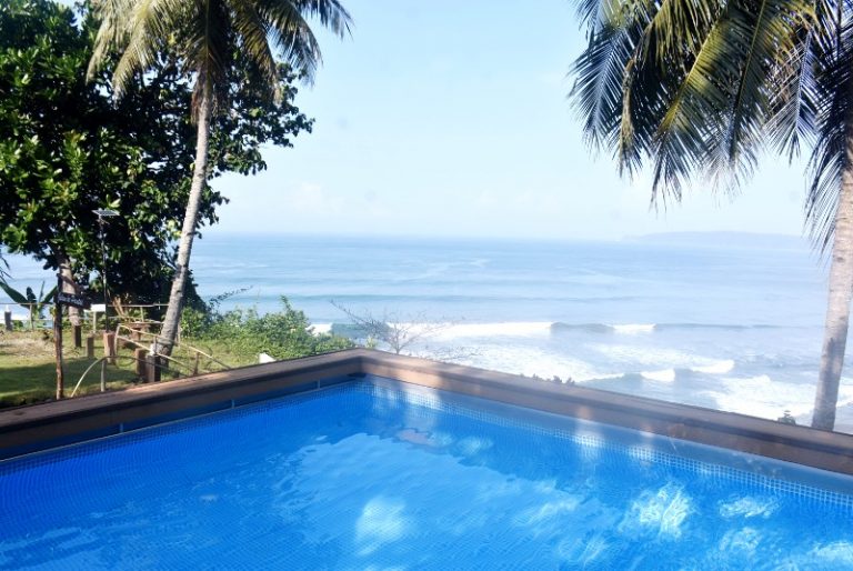 Menepi Sejenak ke Pantai Karang Nini, Merestorasi Diri di Tengah Hiruk-pikuk Demo