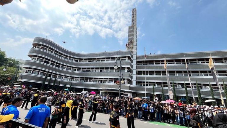 Warga Bandung Raya Terhibur Festival Asia Afrika 2025, Ada yang Menyiapkan Botram