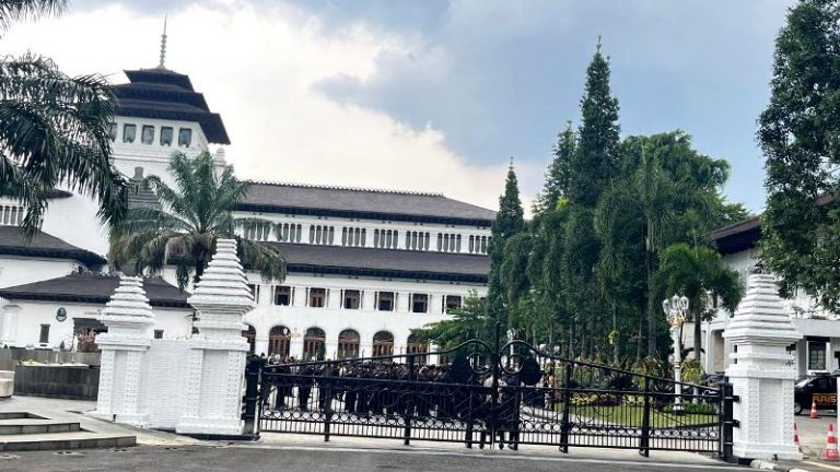Gapura Baru Gedung Sate Mulai Menampakkan Wujud, Renovasi Capai Separuh Jalan