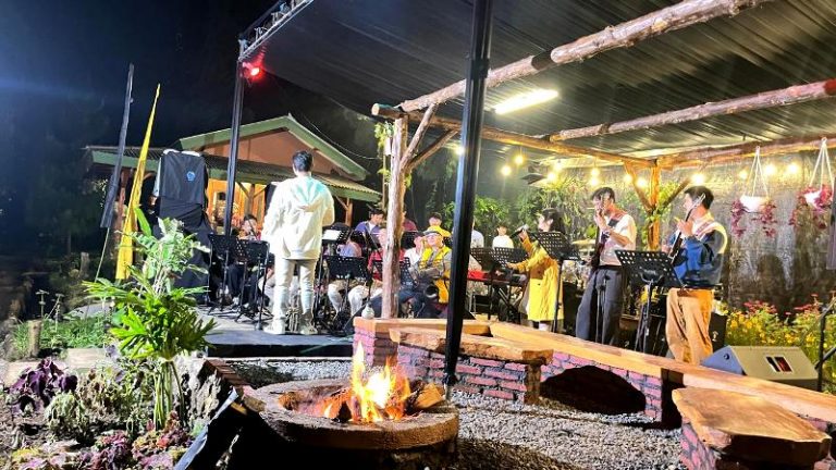 Malam Romantis di Jazz Jam Session Campervan Park Ciater