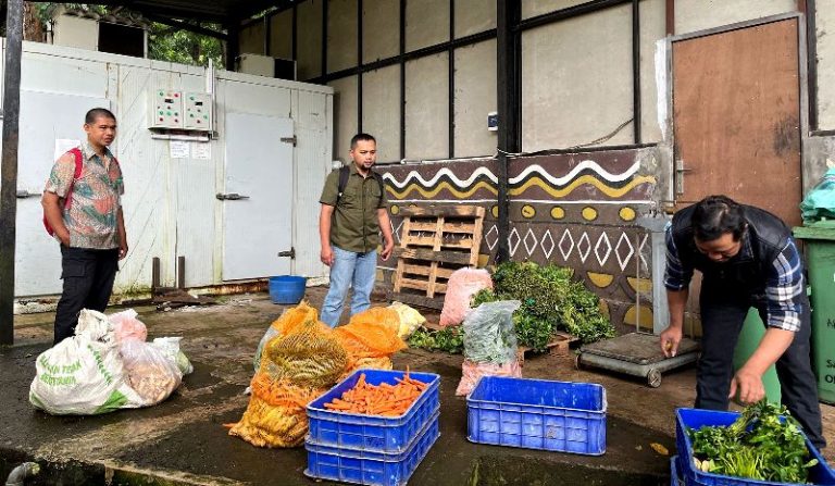 Karyawan Bandung Zoo Patungan Selamatkan Stok Pakan, Bentuk Kepedulian Pada Satwa