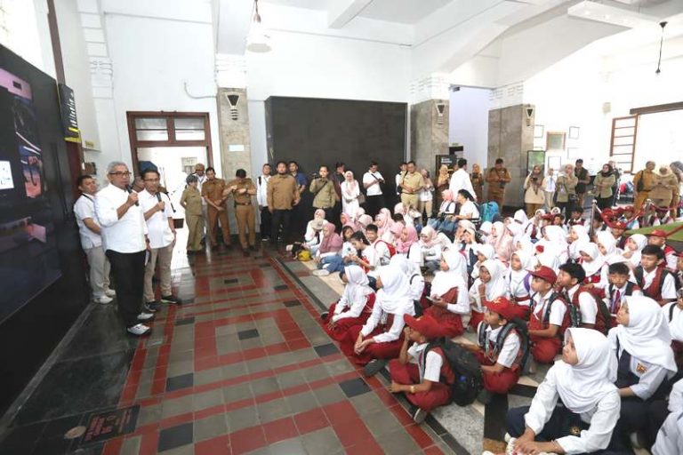 Suasana Museum Geologi Bandung, Farhan Menyapa Para Pengunjung