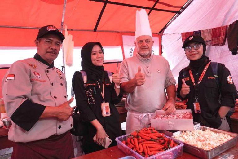 Chef Prancis Memasak Menu Sunda di Dapur Bencana Bandung Barat
