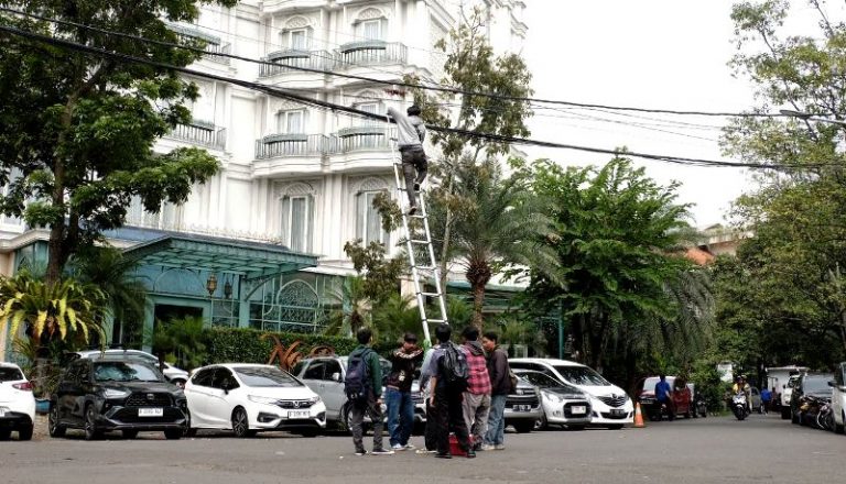 Penataan Kabel Udara Berpotensi Ganggu Layanan Internet di Kota Bandung