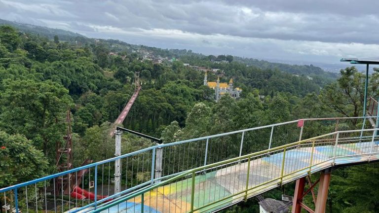 Senja di Sarae Hills Punclut, Antara Ketenangan Alam Pegunungan dan City Light