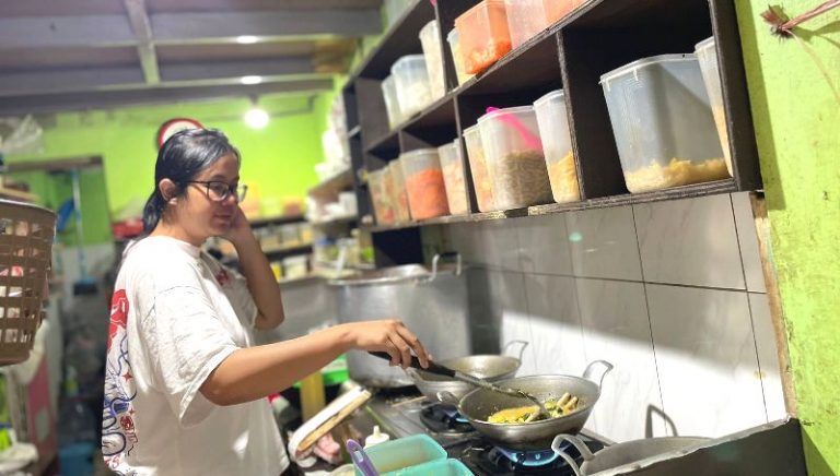 Dibalik Bangunan Kolonial di Gang Apandi, Ada Seblak Hidden Gem Lho