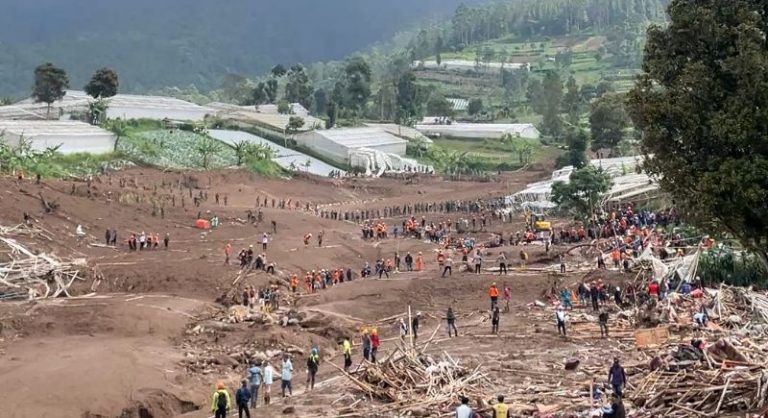 Diskarmatan Kota Bandung Berjibaku Bantu Korban Tanah Longsor Cisarua