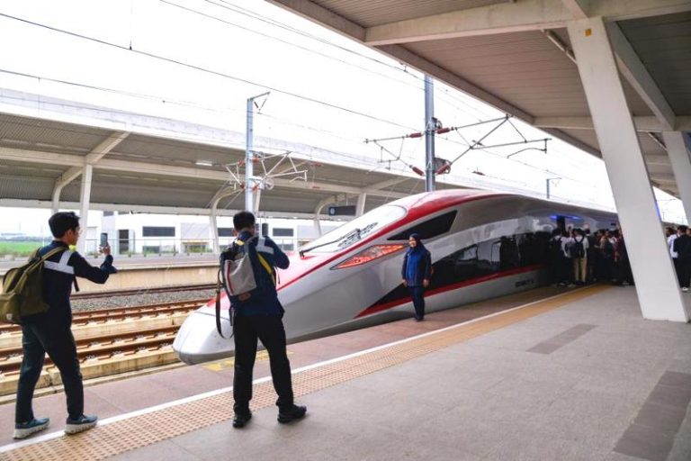 Wisatawan Asing Gemari Whoosh, Penumpang Naik 60 Persen Dibanding Tahun Lalu