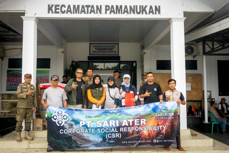 Manajamen dan Karyawan Sari Ater Salurkan Bantuan untuk Korban Banjir