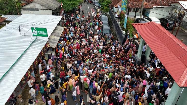 KDM Bagi-bagi Uang di Pamarican Ciamis, Satu Kepala Keluarga Dapat Rp 5 Juta