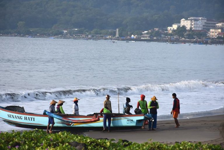 Menunggu Laut Kembali Ramah di Legokjawa, Nelayan Pilih Bersandar
