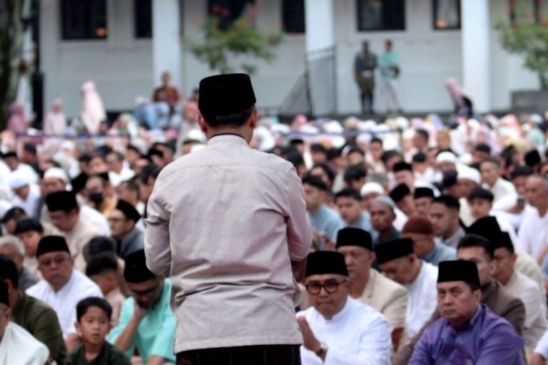 Ribuan Warga Padati Plaza Balai Kota Bandung Ikuti Salat Ied, Ini Pesan Farhan