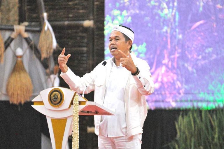 Ini Tanggapan Gubernur Dedi Mulyadi Soal Spanduk “Shut Up KDM”