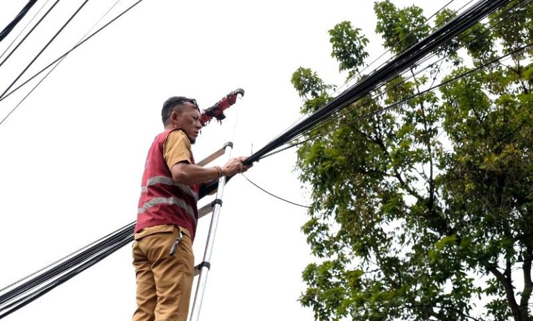 Dari Gedebage hingga Cihampelas, Kabel Udara Kota Bandung Mulai Dirapikan